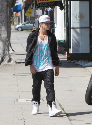 18.04 | Justin Bieber saindo de uma concessionária de motocicletas em West Hollywood, Califórnia