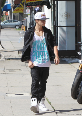 18.04 | Justin Bieber saindo de uma concessionária de motocicletas em West Hollywood, Califórnia