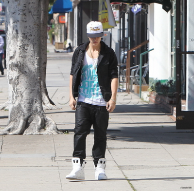 18.04 | Justin Bieber saindo de uma concessionária de motocicletas em West Hollywood, Califórnia