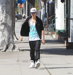 18.04 | Justin Bieber saindo de uma concessionária de motocicletas em West Hollywood, Califórnia