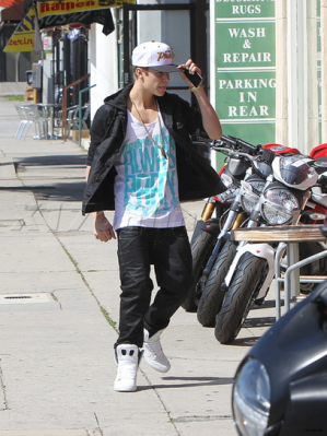 18.04 | Justin Bieber saindo de uma concessionária de motocicletas em West Hollywood, Califórnia