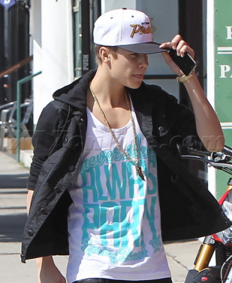 18.04 | Justin Bieber saindo de uma concessionária de motocicletas em West Hollywood, Califórnia