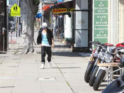 18.04 | Justin Bieber saindo de uma concessionária de motocicletas em West Hollywood, Califórnia