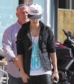 18.04 | Justin Bieber saindo de uma concessionária de motocicletas em West Hollywood, Califórnia