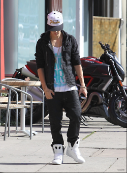 18.04 | Justin Bieber saindo de uma concessionária de motocicletas em West Hollywood, Califórnia