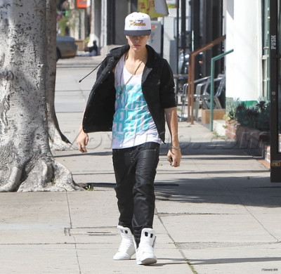 18.04 | Justin Bieber saindo de uma concessionária de motocicletas em West Hollywood, Califórnia