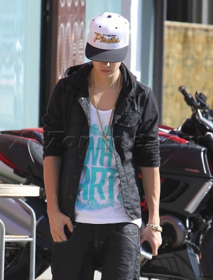 18.04 | Justin Bieber saindo de uma concessionária de motocicletas em West Hollywood, Califórnia