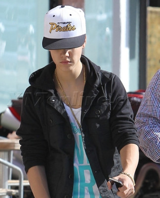 18.04 | Justin Bieber saindo de uma concessionária de motocicletas em West Hollywood, Califórnia