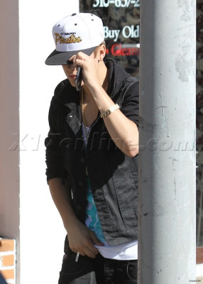 18.04 | Justin Bieber saindo de uma concessionária de motocicletas em West Hollywood, Califórnia