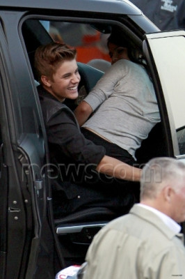 21.04 | Justin Bieber nos bastidores de Boyfriend