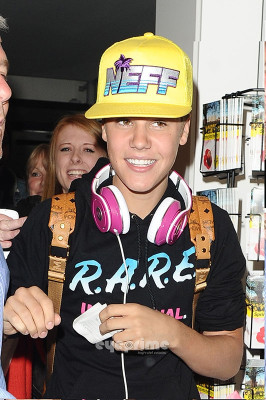 23.04 | Justin Bieber chegando no aeroporto em London