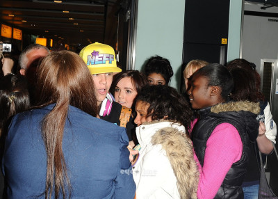 23.04 | Justin Bieber chegando no aeroporto em London