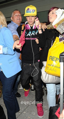 23.04 | Justin Bieber chegando no aeroporto em London