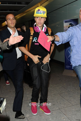 23.04 | Justin Bieber chegando no aeroporto em London