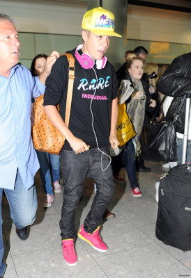 23.04 | Justin Bieber chegando no aeroporto em London