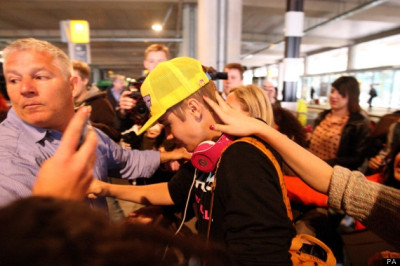 23.04 | Justin Bieber chegando no aeroporto em London