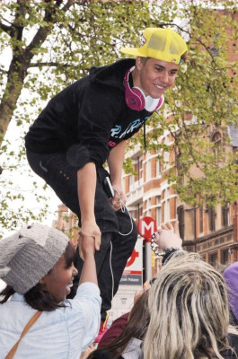 23.04 | Justin Bieber chegando no aeroporto em London