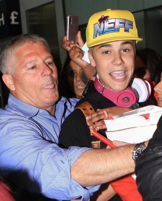 23.04 | Justin Bieber chegando no aeroporto em London