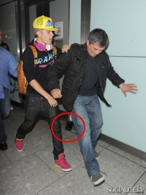 23.04 | Justin Bieber chegando no aeroporto em London