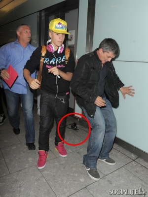 23.04 | Justin Bieber chegando no aeroporto em London