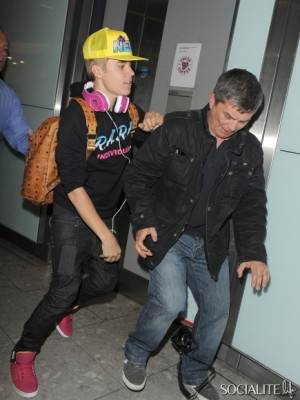 23.04 | Justin Bieber chegando no aeroporto em London