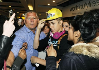 23.04 | Justin Bieber chegando no aeroporto em London