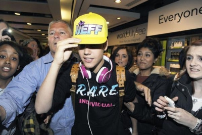 23.04 | Justin Bieber chegando no aeroporto em London