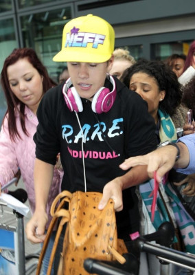 23.04 | Justin Bieber chegando no aeroporto em London