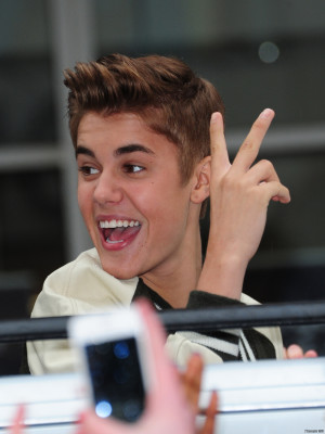 23.04 | Justin Bieber cumprimentando seus fãs e a caminho dos estudios da MTV