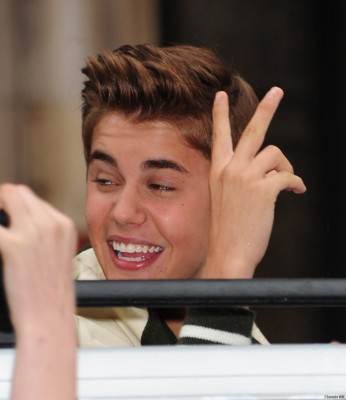23.04 | Justin Bieber cumprimentando seus fãs e a caminho dos estudios da MTV