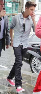 25.04 | Justin Bieber indo para ao estúdio em Londres