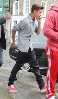 25.04 | Justin Bieber indo para ao estúdio em Londres