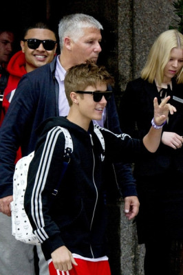 Justin Bieber deixando seu hotel em Londres