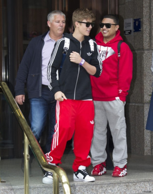 Justin Bieber deixando seu hotel em Londres