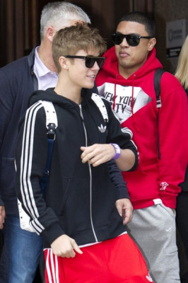 Justin Bieber deixando seu hotel em Londres
