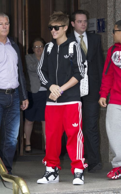 Justin Bieber deixando seu hotel em Londres