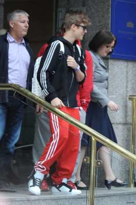 Justin Bieber deixando seu hotel em Londres