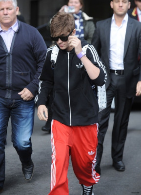 Justin Bieber deixando seu hotel em Londres