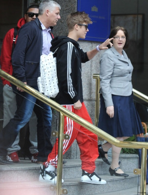 Justin Bieber deixando seu hotel em Londres
