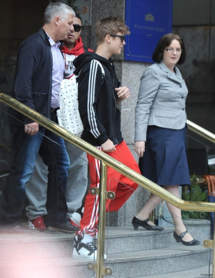 Justin Bieber deixando seu hotel em Londres