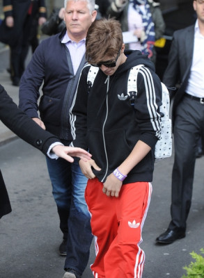Justin Bieber deixando seu hotel em Londres