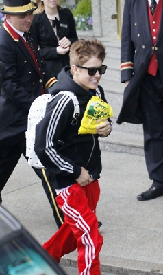 Justin Bieber deixando seu hotel em Londres
