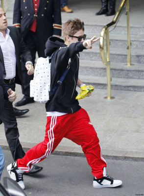 Justin Bieber deixando seu hotel em Londres