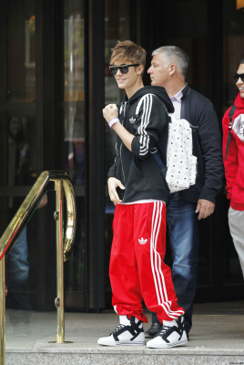 Justin Bieber deixando seu hotel em Londres