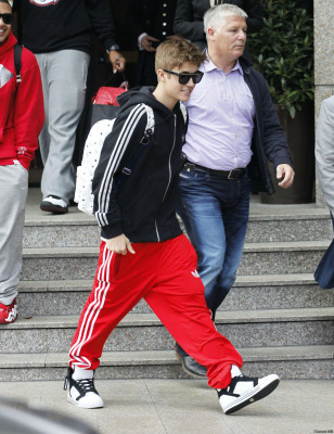 Justin Bieber deixando seu hotel em Londres