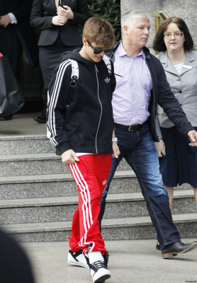 Justin Bieber deixando seu hotel em Londres