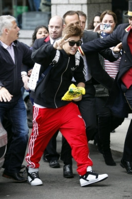 Justin Bieber deixando seu hotel em Londres