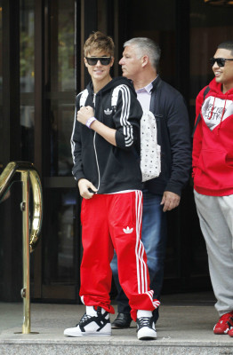 Justin Bieber deixando seu hotel em Londres