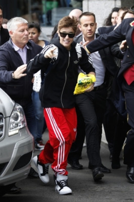Justin Bieber deixando seu hotel em Londres