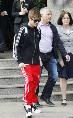 Justin Bieber deixando seu hotel em Londres
